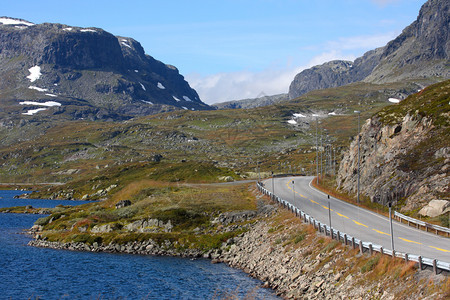 在挪威山的道路上图片