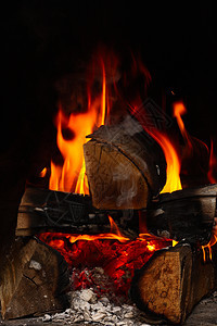 火柴烧在壁炉上紧闭着图片