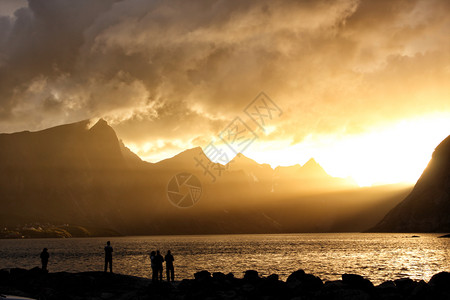 血淋淋的夕阳笼罩着大海和山峰图片