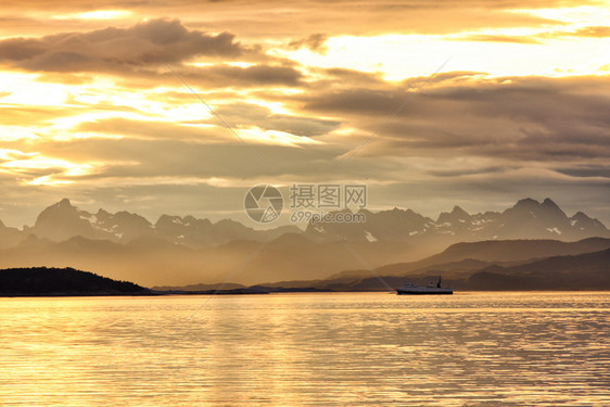 血淋淋的夕阳笼罩着大海和山峰图片