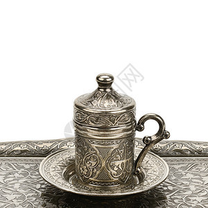 带有阿拉伯装饰的土制咖啡杯和托盘被隔离在白色背景上空闲文本间图片