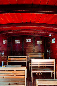 2014年6日Daltvienam古老的经典火车内红色木制车内变成有木板椅和桌的黑屋图片