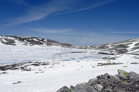 道路上的挪威山图片