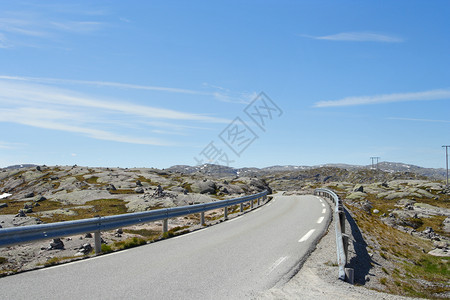 道路上的挪威山图片