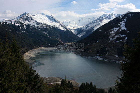 雪山底下的湖图片