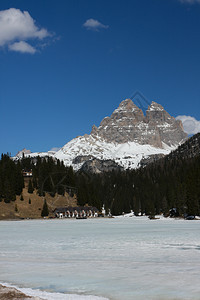 冰冻的大山湖雪背景意大利多洛米特人图片