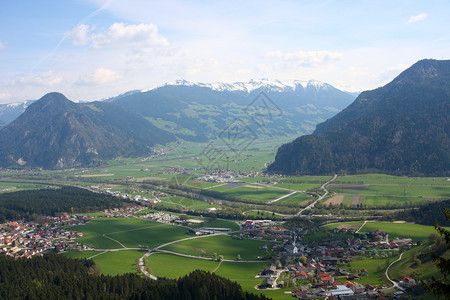 宽广的山谷道路和村全景背景图片