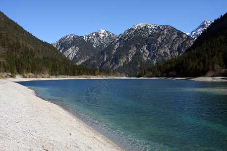 山湖在背景里意大利多洛米特人图片