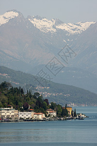古老的小镇在湖中与雪山意大利图片