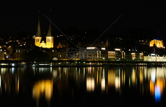 在湖中反射的夜图片