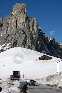 通向高雪山的空荡道路图片