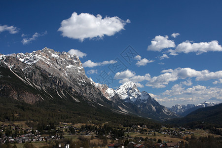 山村底部的意大利多洛米山脉全景图片