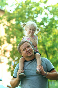 父亲和女儿在户外散步图片