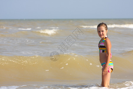 笑的小女孩在海里跳跃图片