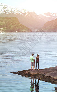 游客男人和女孩背包站在岸边硬盾jorden诺威图片