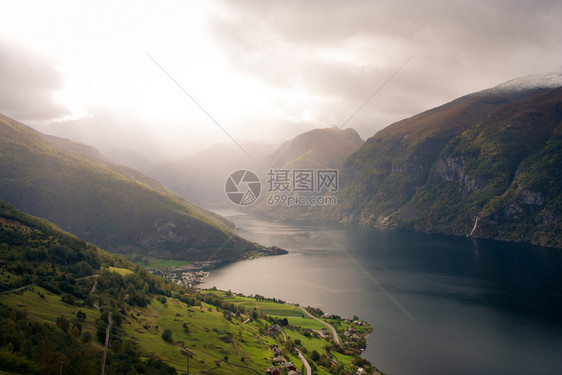 高压日站在峡湾海岸的房屋图片