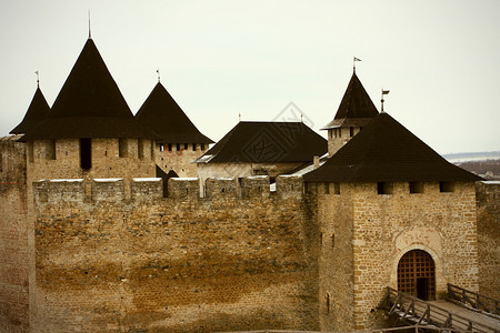 童话中世纪城堡的石墙和高塔图片