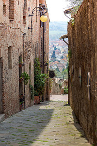 古老著名的城市Certaldo的街头景象图片