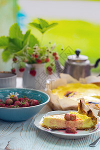 夏季早餐菜园碗中的干酪芝士炖菜和草莓图片