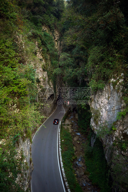 洞穴里一条独特而优美的道路图片