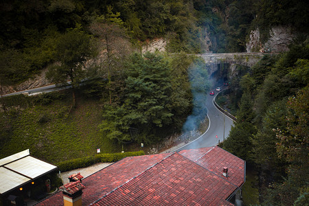 一条独特而风景优美的道路图片