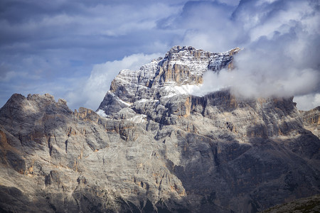 美丽的山地风景环绕着寒冷的山脊图片