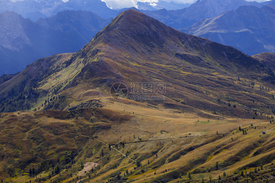 美丽的山地风景环绕着寒冷的山脊图片