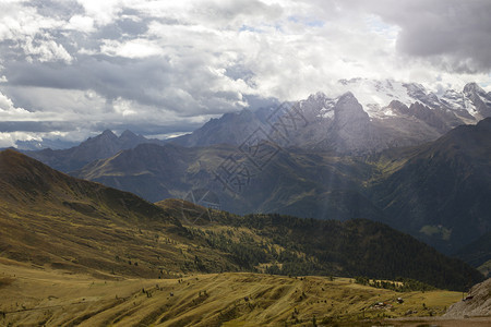 美丽的山地风景环绕着寒冷的山脊图片