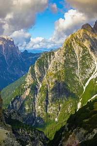 美丽的山地风景环绕熔岩层花朵意大利图片