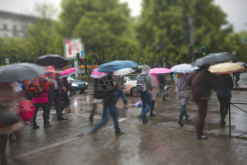 城市下雨图片