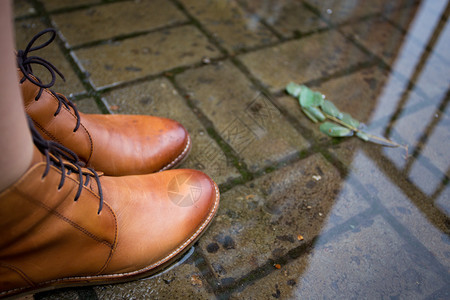 雨季秋天在水坑穿皮靴的女孩图片