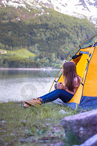 徒步旅行女青年在帐篷内休息图片