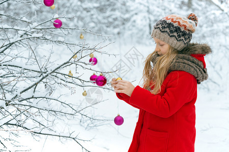 小女孩在寒冬雪天散步图片