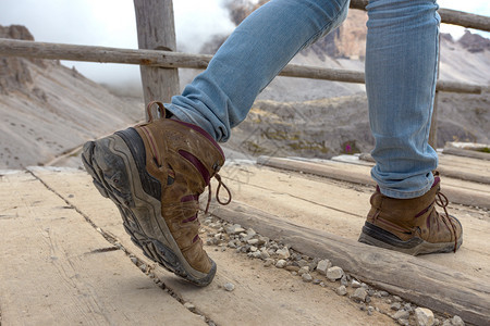 近距离登山靴旅游者在小路上行走图片
