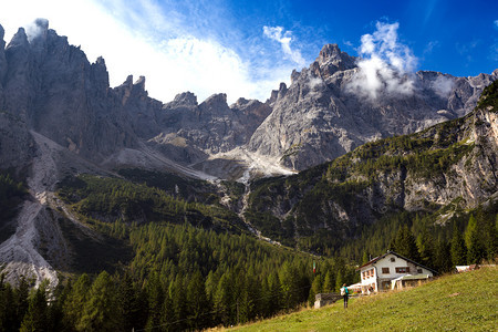 意大利多洛米山脉的意大利里弗吉奥卢内利图片