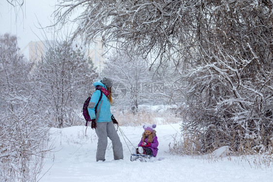 母亲跟女儿的冬季徒步者图片