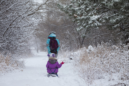 母亲跟女儿的冬季徒步者图片