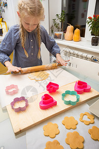 小女孩在厨房做各种各样的饼干图片
