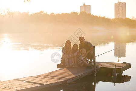 坐在德尼伯河码头的幸福家庭图片