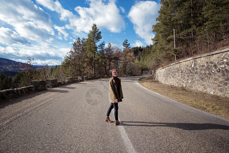 女人站在罗马尼亚喀尔巴阡山的路上图片