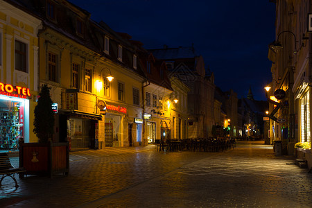BrasovRmaniovembr1207年从历史城市中心Brasov的街道上可以看到灯照亮的BrasovRmaniNovenb图片