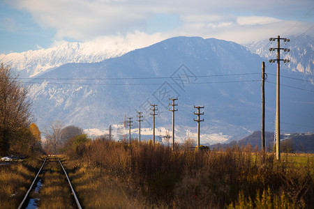 通往雪山的铁路图片