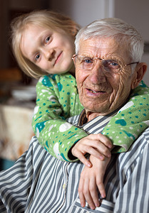 微笑的老人和曾孙女肖像图片