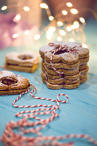 经典的Linzer饼干近身和侧边布基在背景圣诞节图片