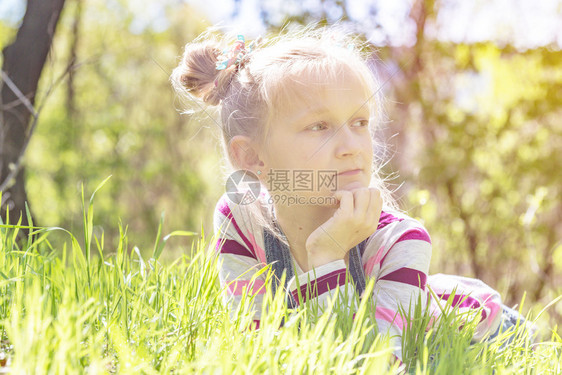 夏天美丽的小女孩站在山边草原上图片