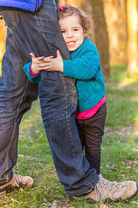 小女孩抱着父亲的大腿图片