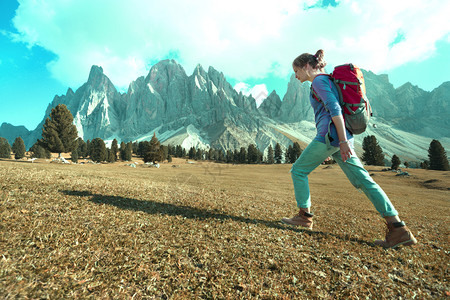 近身登山靴观光女游客在滑雪场上行走Italy图片