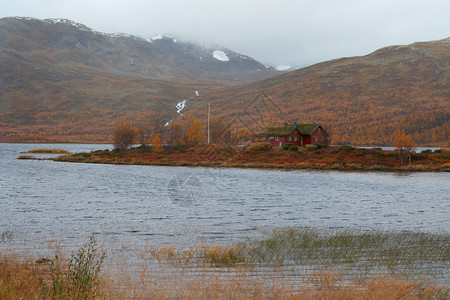 位于湖岸边的挪威木屋图片