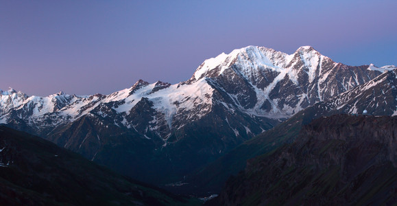 日出时的雪山山谷图片