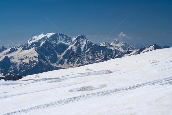 山边雪上蓝天空背景图片